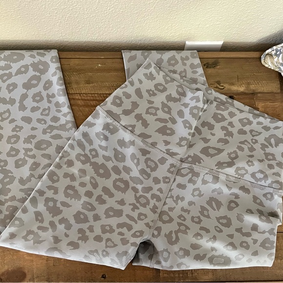 EUC Beyond Yoga Leopord Yoga Pants Size Small - Picture 16 of 16